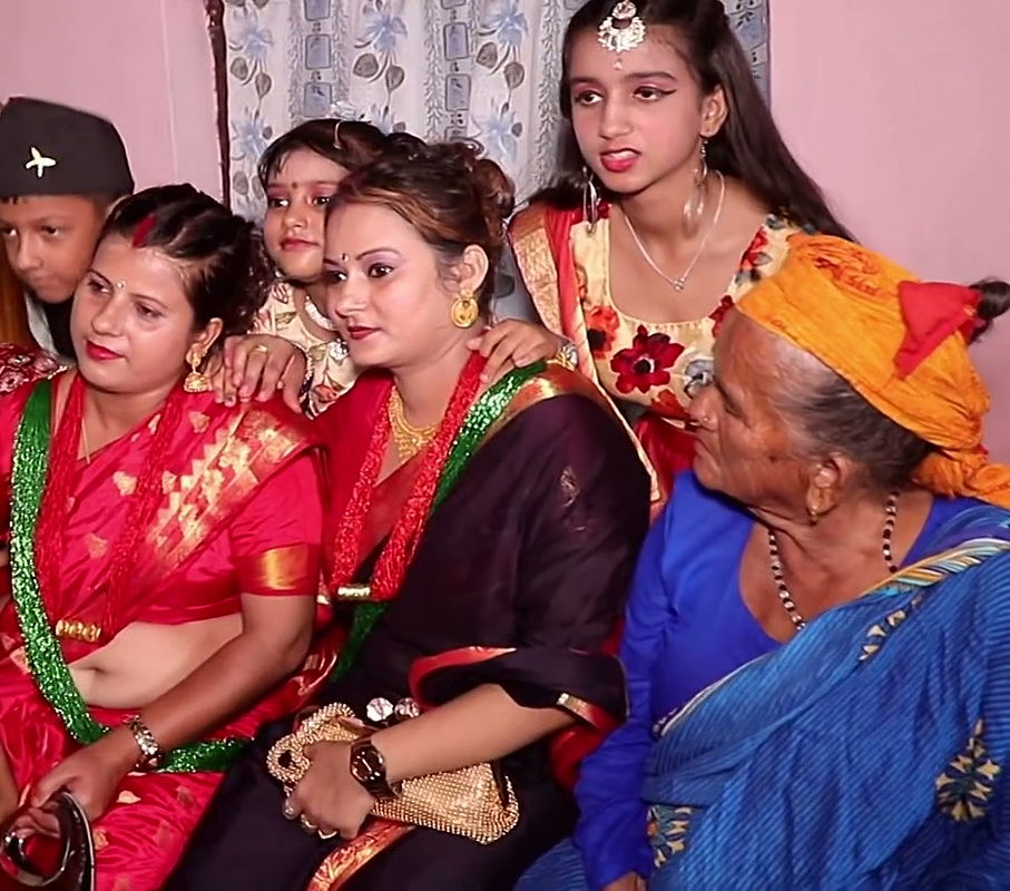 Nepali Lady Open Navel Show