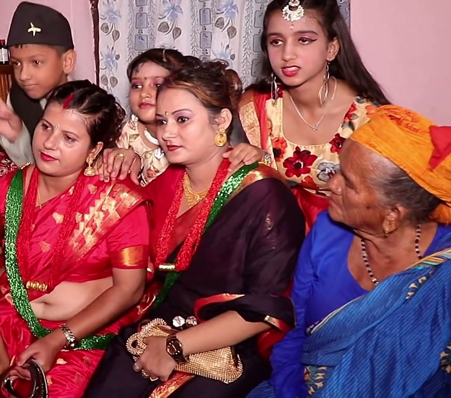 Nepali Lady Open Navel Show