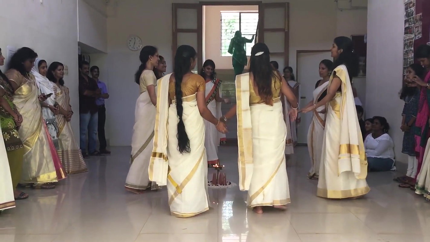 Hot Mallu girl big navel in thriuvathira