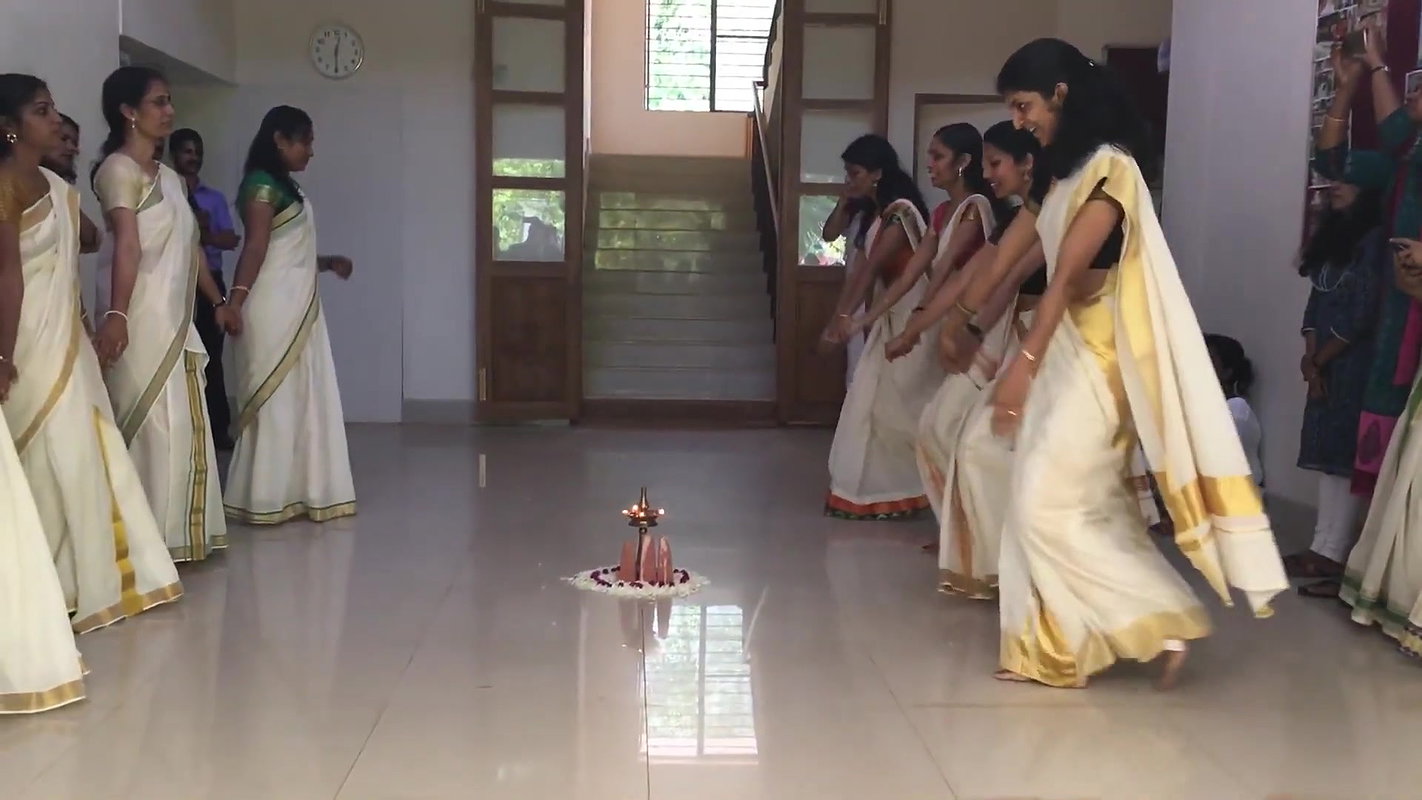 Hot Mallu girl big navel in thriuvathira