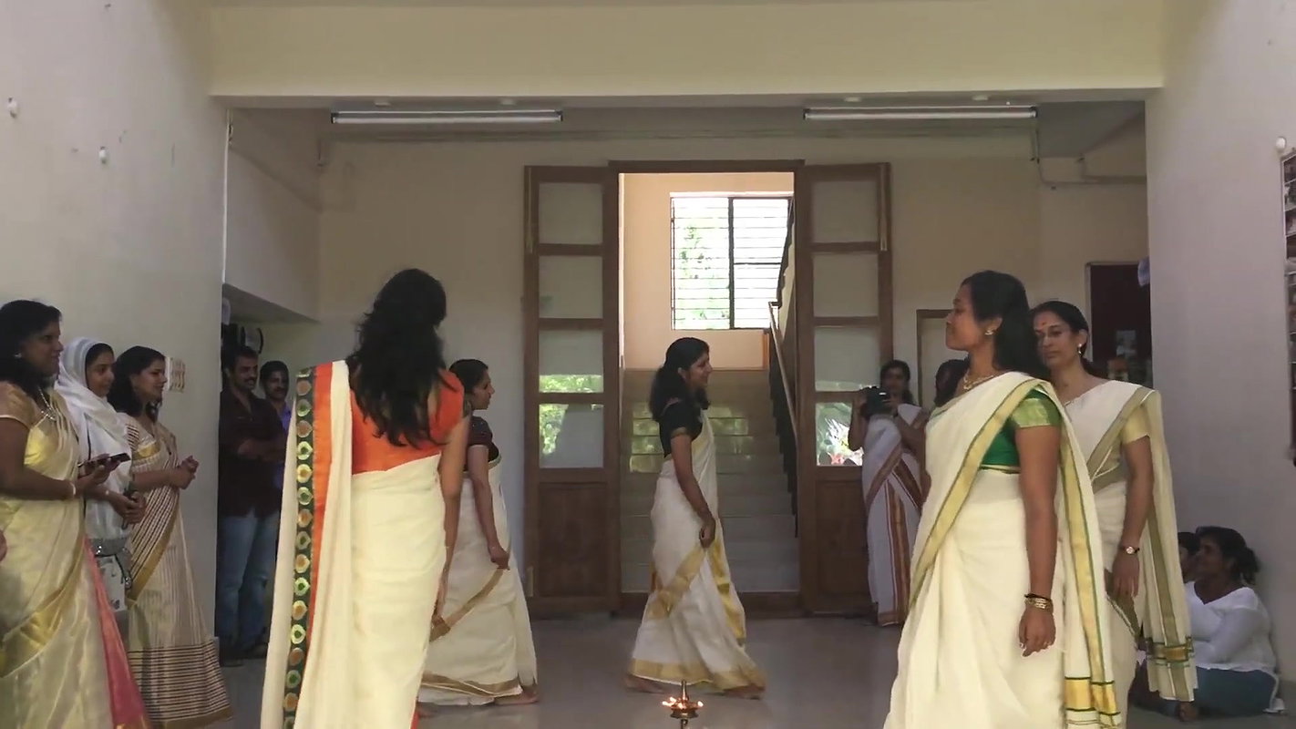 Hot Mallu girl big navel in thriuvathira