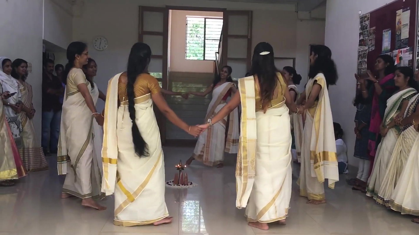 Hot Mallu girl big navel in thriuvathira