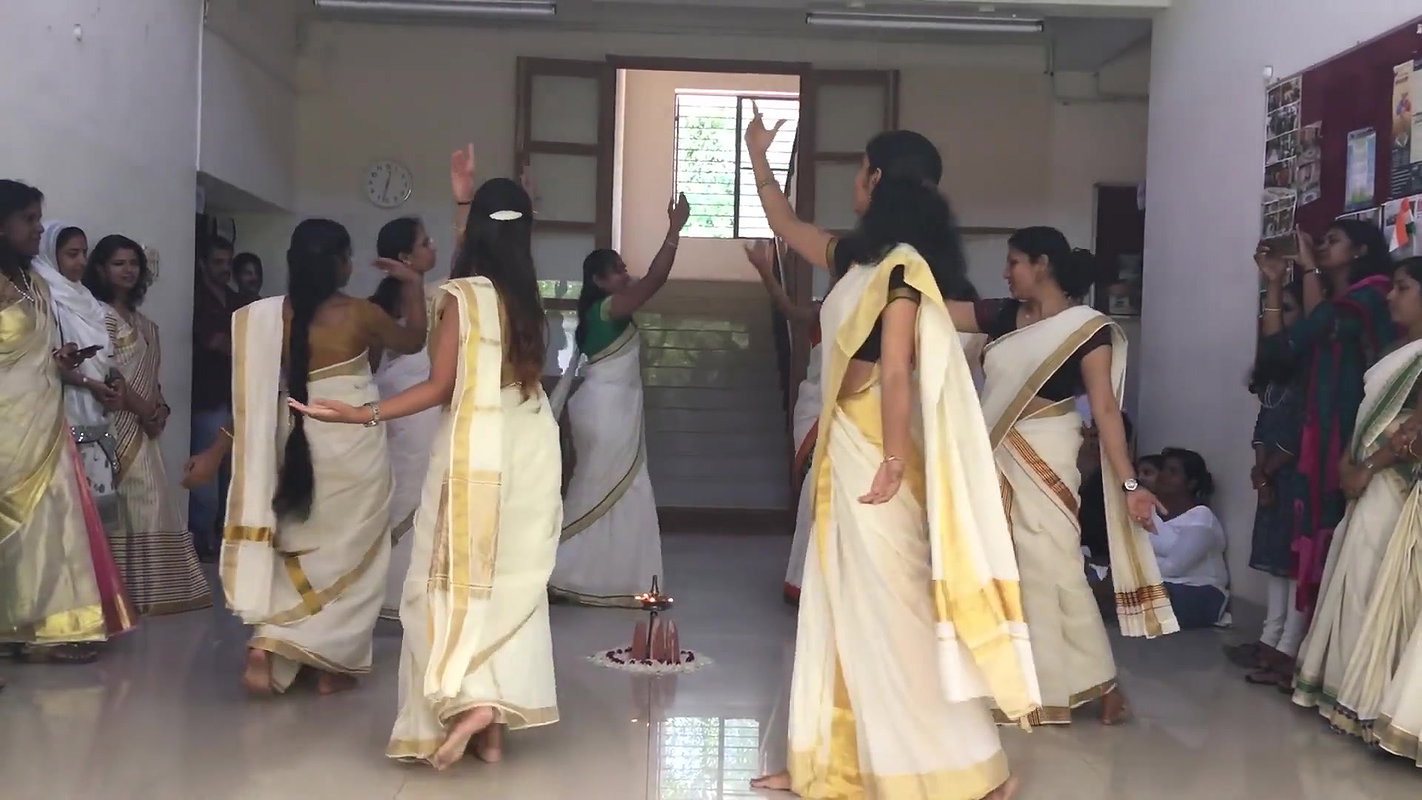 Hot Mallu girl big navel in thriuvathira