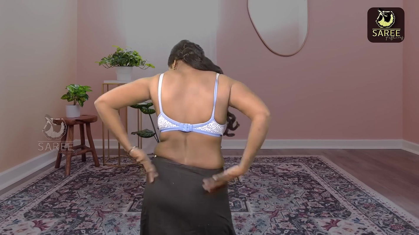 Horny booby aunty wearing sari showing huge cleavage and hot navel backless show