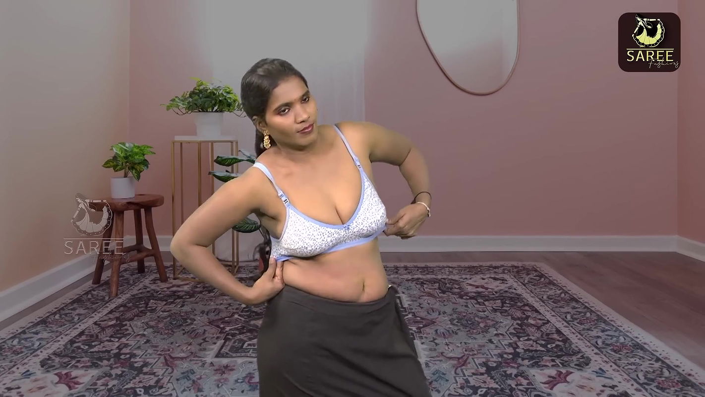 Horny booby aunty wearing sari showing huge cleavage and hot navel backless show