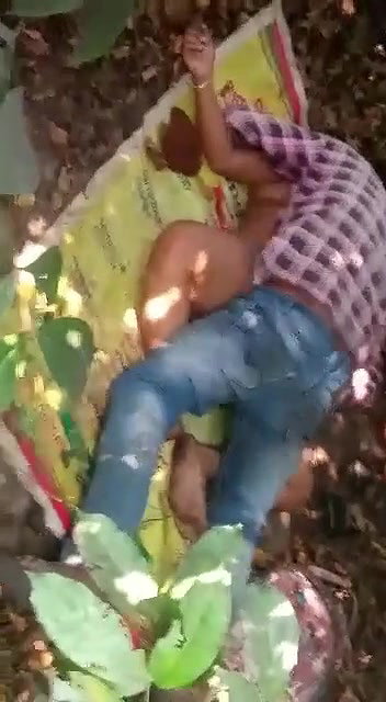 Cute Desi girl OutDoor Fucking With Lover Caught