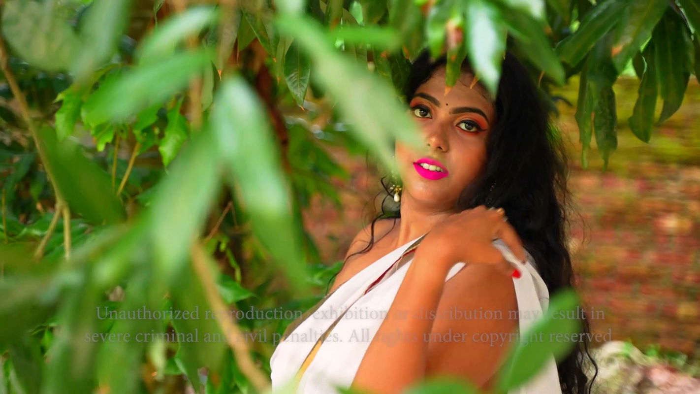 4K Roohi White Saree