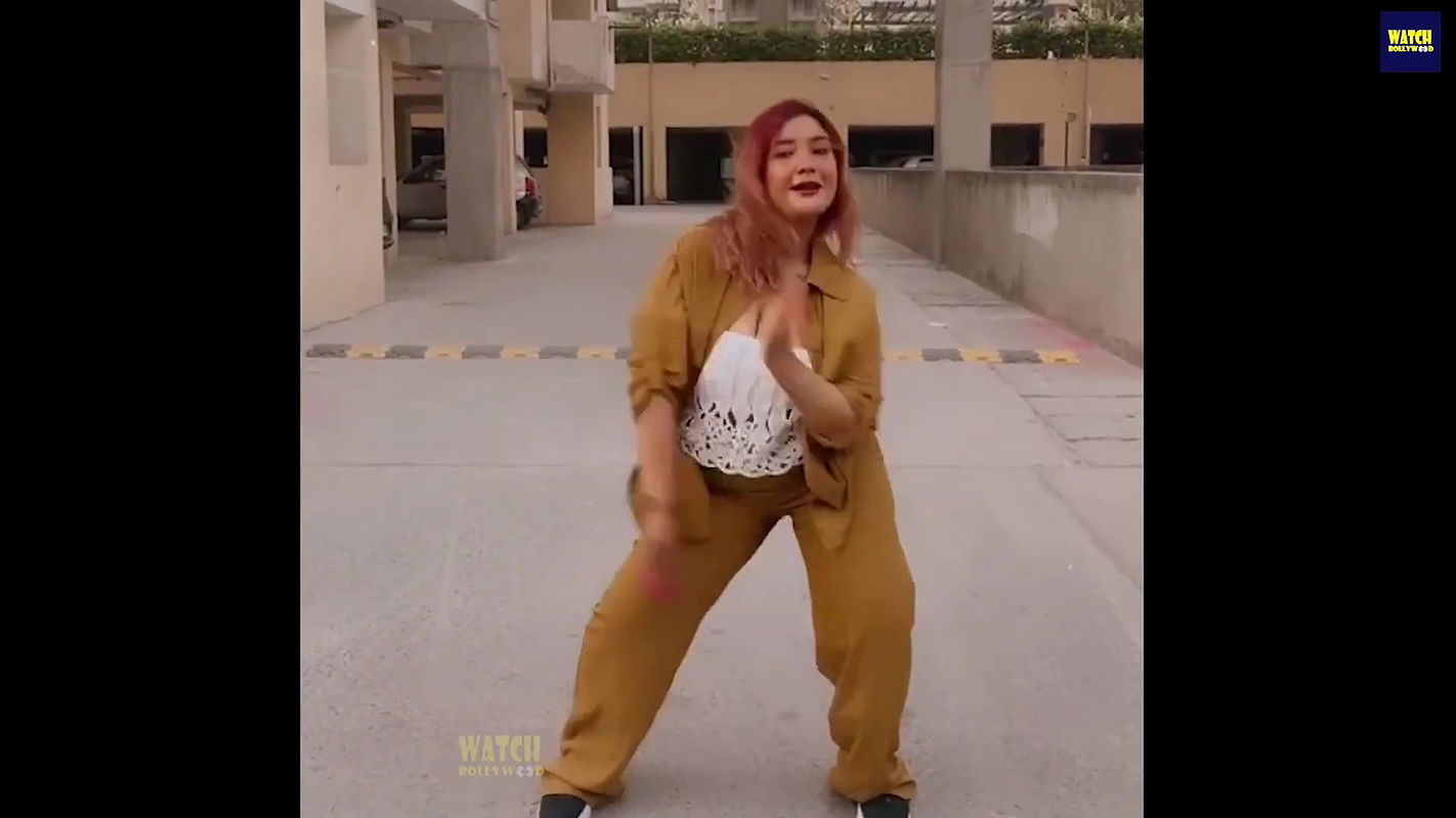 Aashika Bhatia Big Boobs Cleavage Show