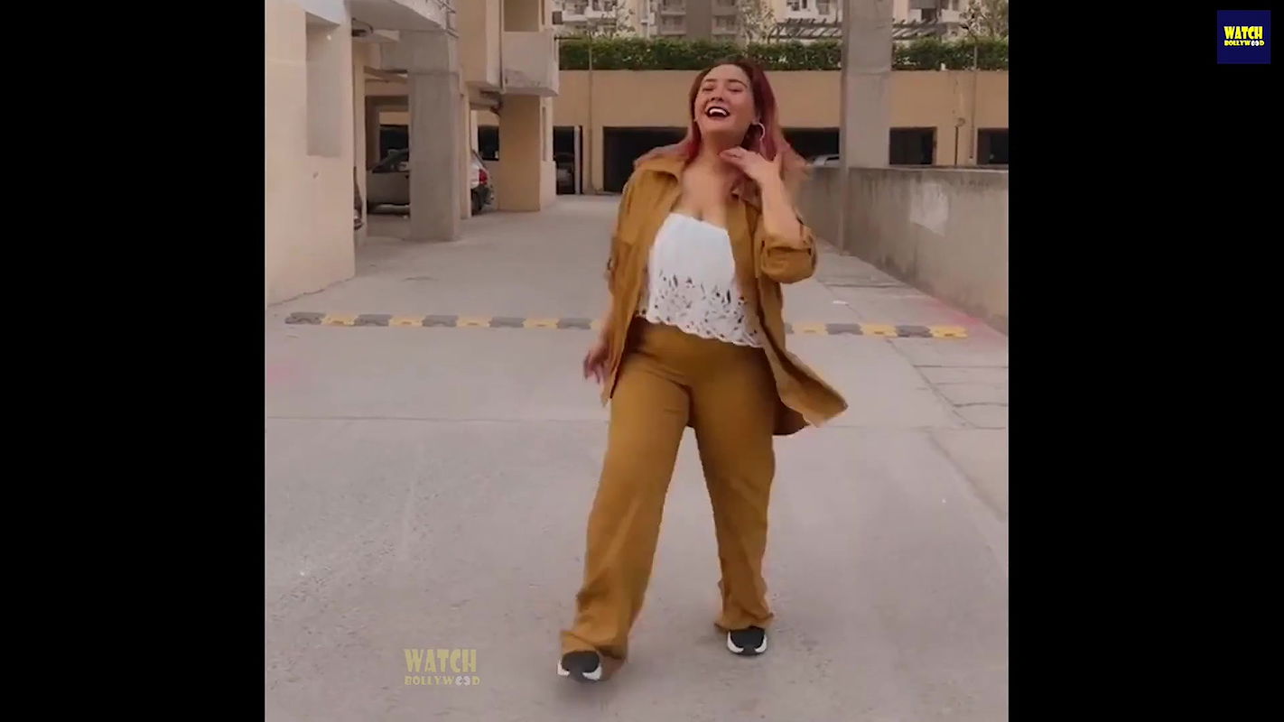 Aashika Bhatia Big Boobs Cleavage Show