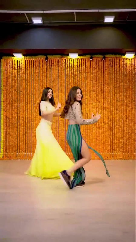 Actress kanikhamann sexy navel & thigh dance show for kushiyan da song