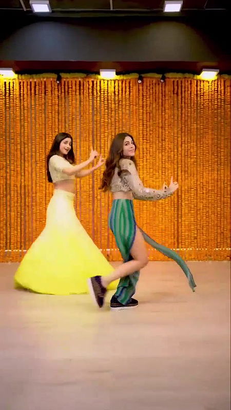 Actress kanikhamann sexy navel & thigh dance show for kushiyan da song