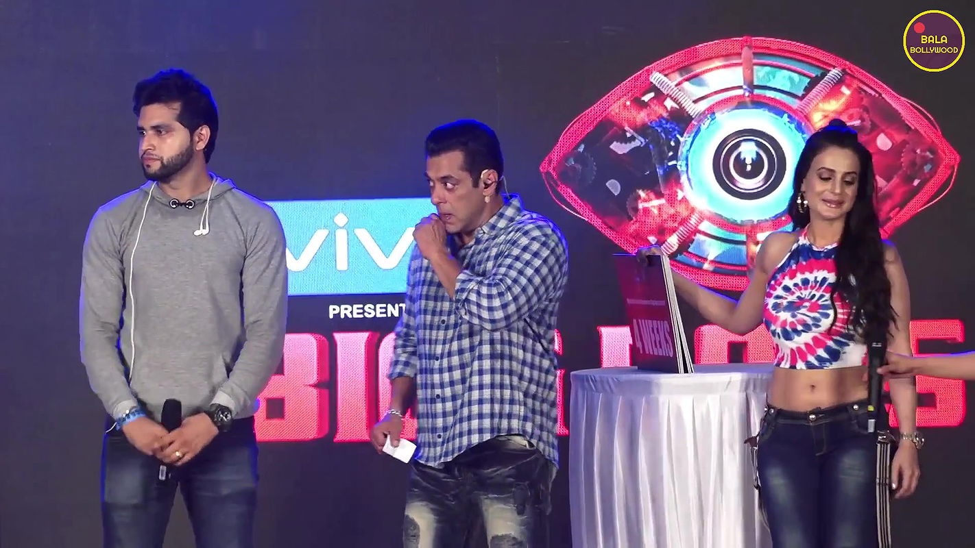 Ameesha Patel Hot navel show