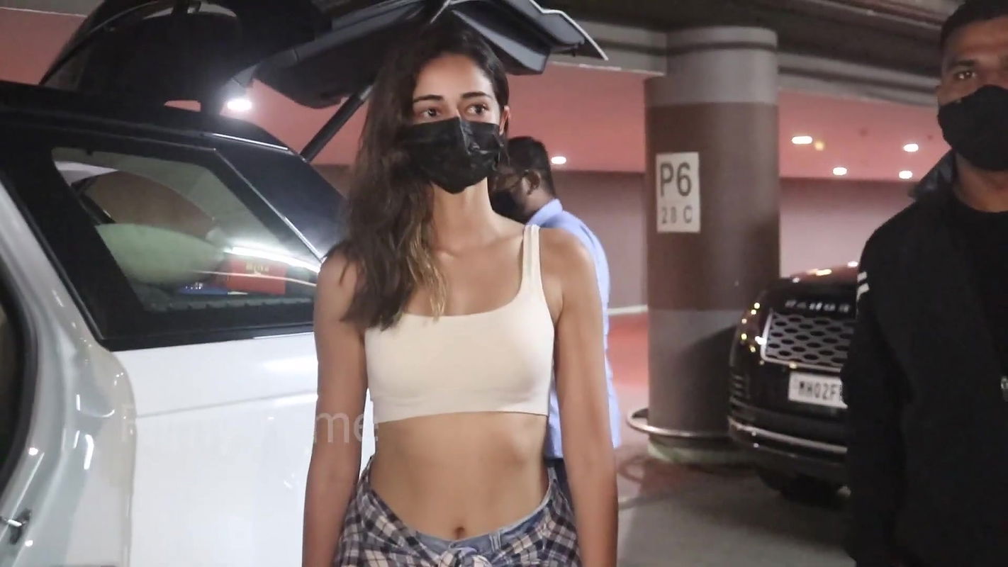 Ananya Pandey Looking H0T & BOLD Flaunting Her ABS In White BRA