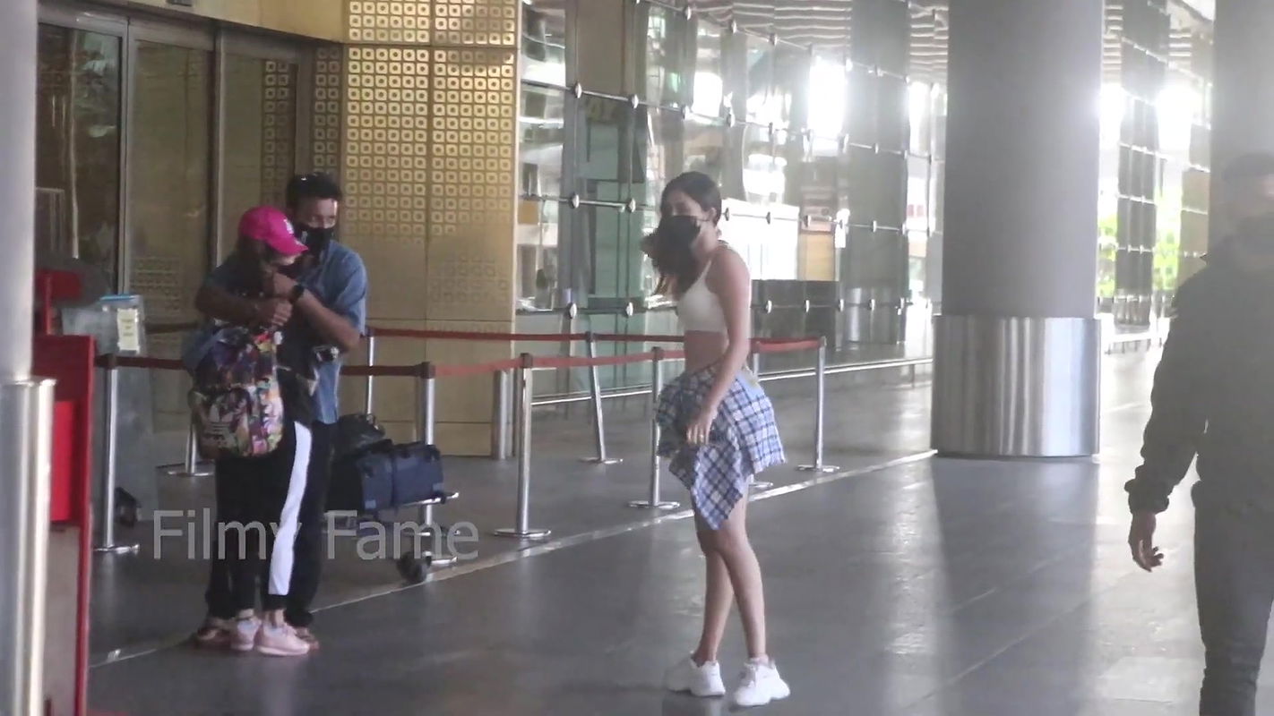 Ananya Pandey Looking H0T & BOLD Flaunting Her ABS In White BRA