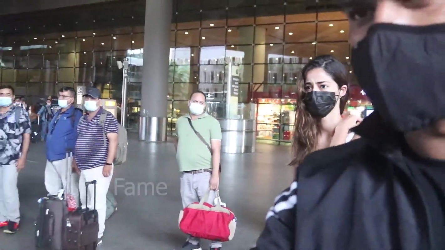 Ananya Pandey Looking H0T & BOLD Flaunting Her ABS In White BRA