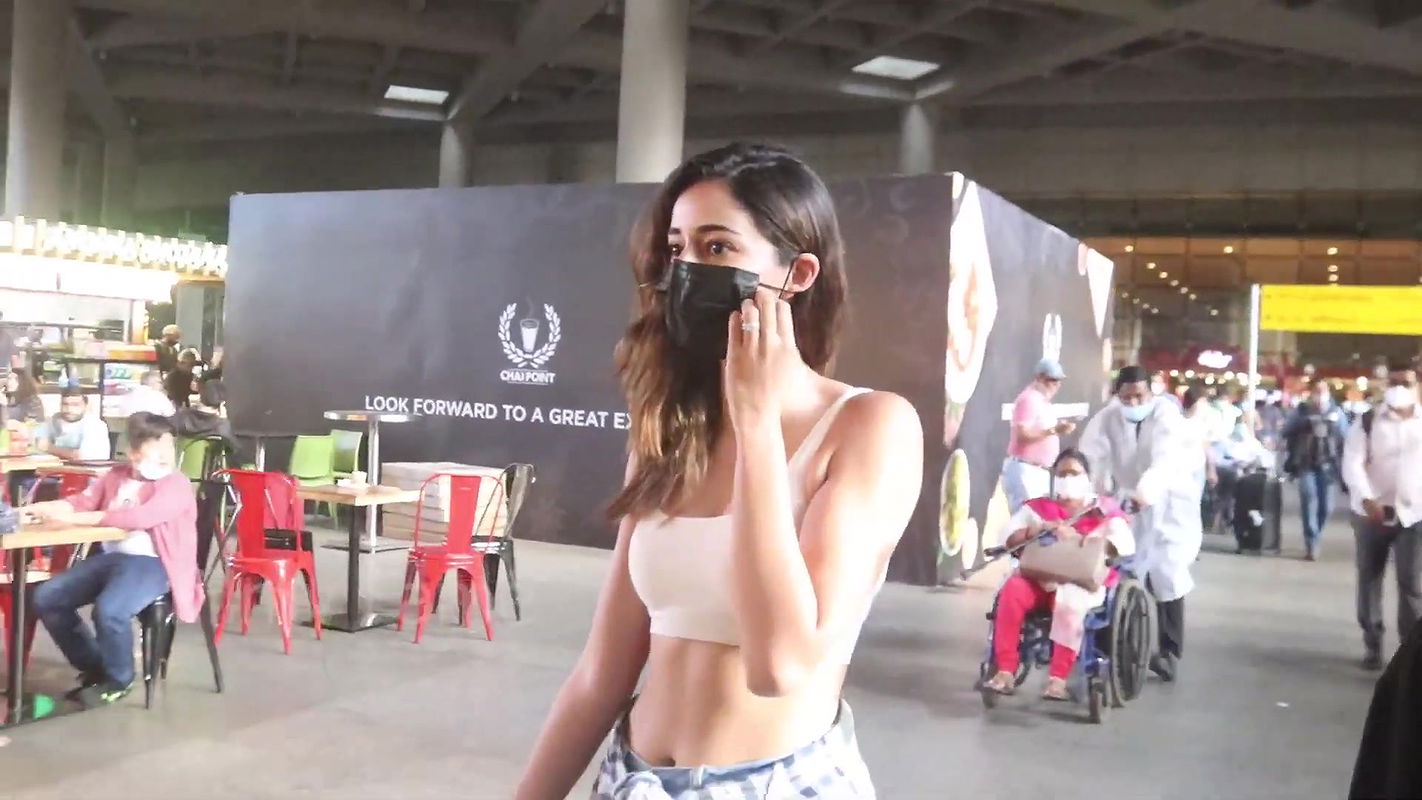 Ananya Pandey Looking H0T & BOLD Flaunting Her ABS In White BRA