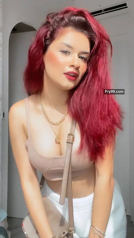 Avneet kaur hot cleavage and boob show