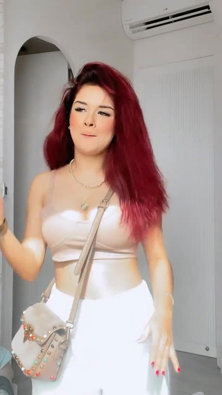 Avneet kaur hot cleavage and boob show