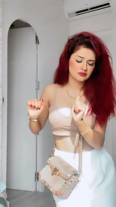 Avneet kaur hot cleavage and boob show