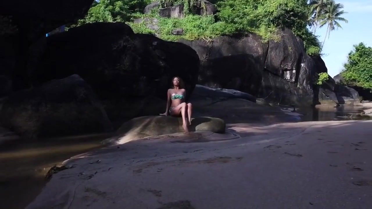 Bikini Bod (2020) 720p HDRip Hindi Poonam Pandey Hot Video.mkv