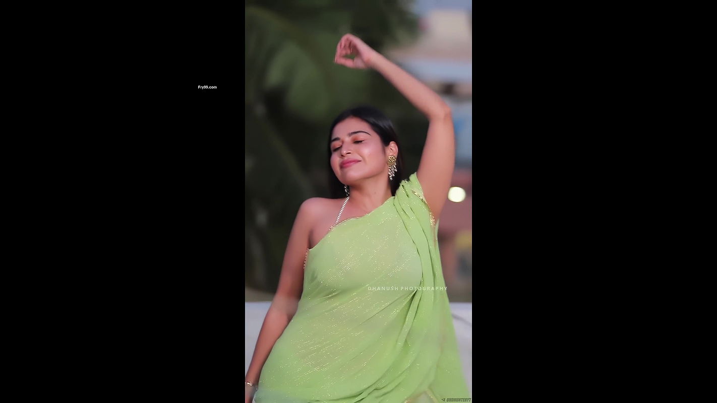 Dharsha gupta side boobs show