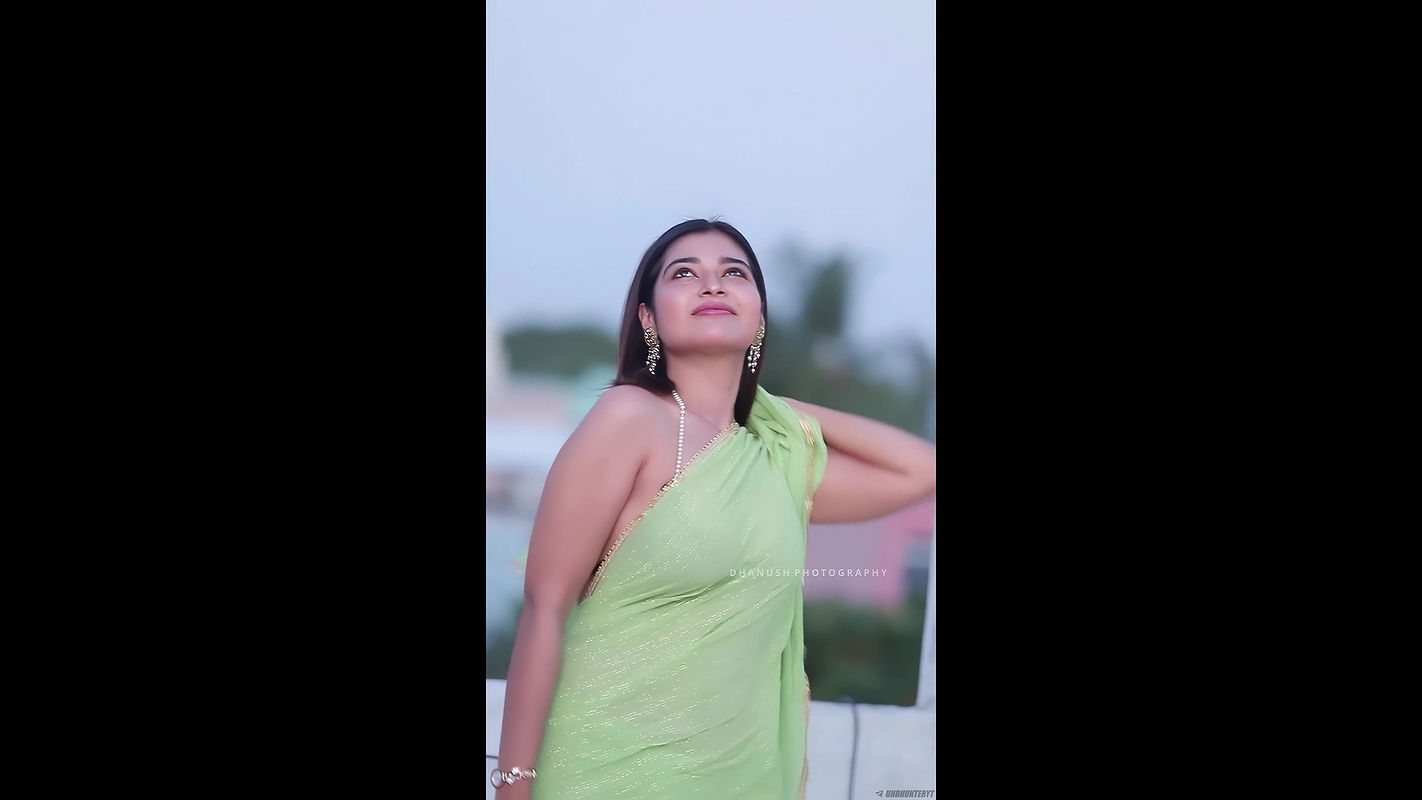 Dharsha gupta side boobs show