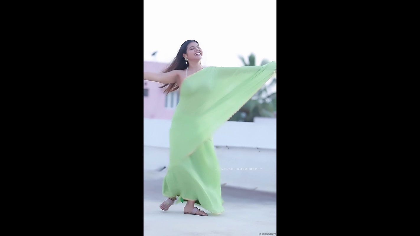 Dharsha gupta side boobs show