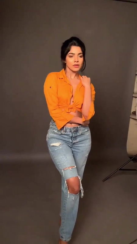 Divyabharathi photoshoot behind