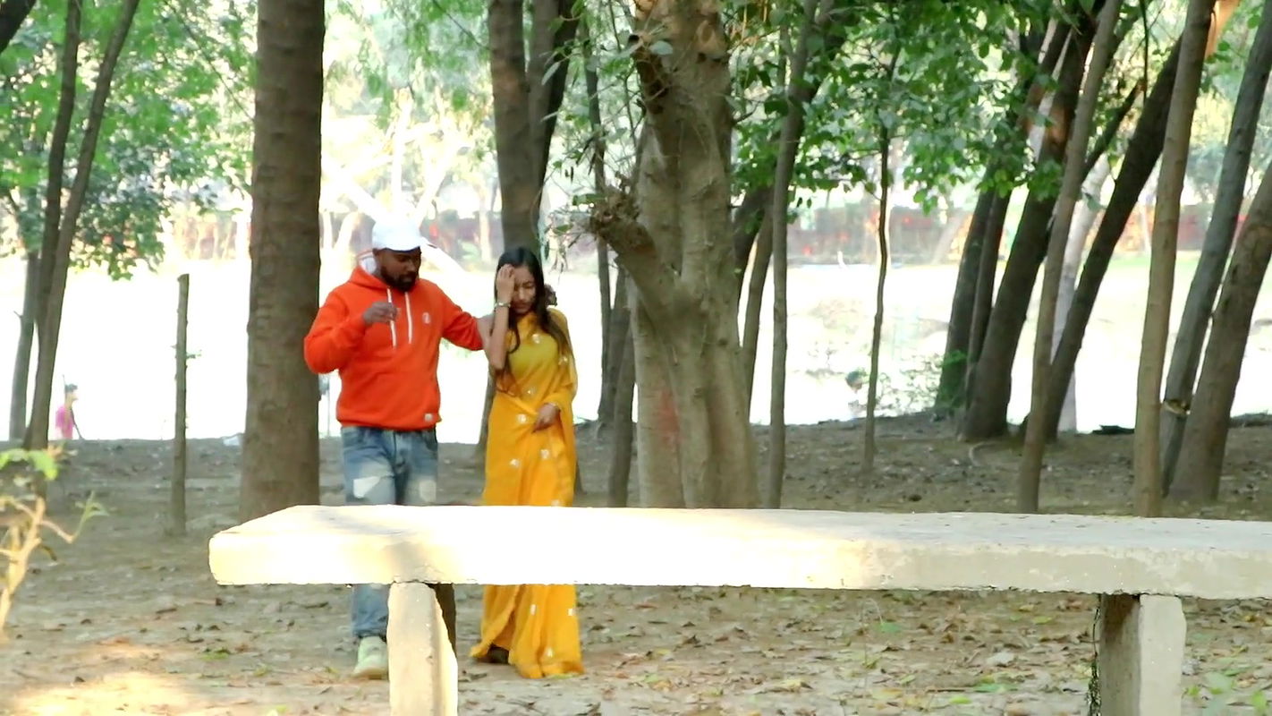 Hot Romance of Hindi couples in park