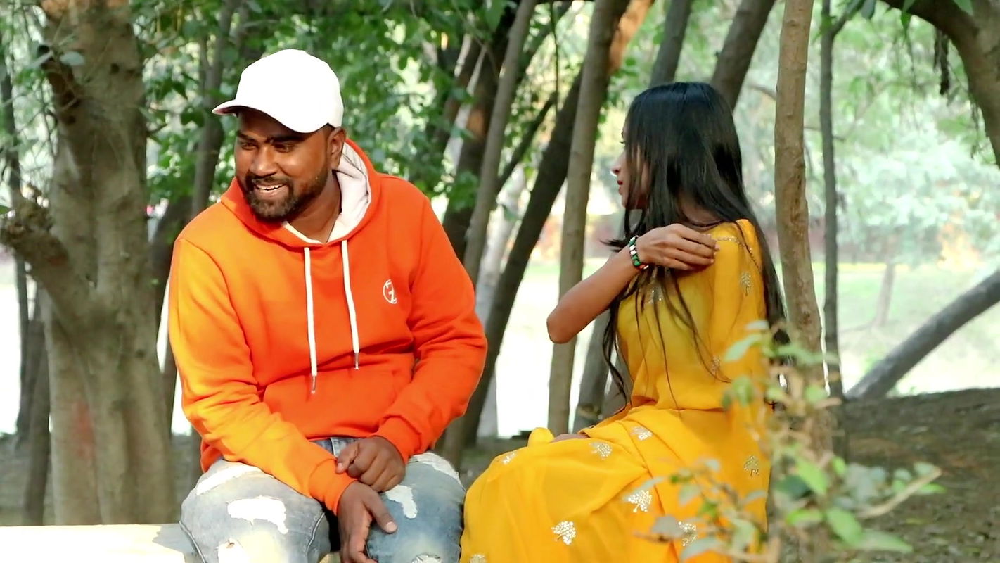 Hot Romance of Hindi couples in park