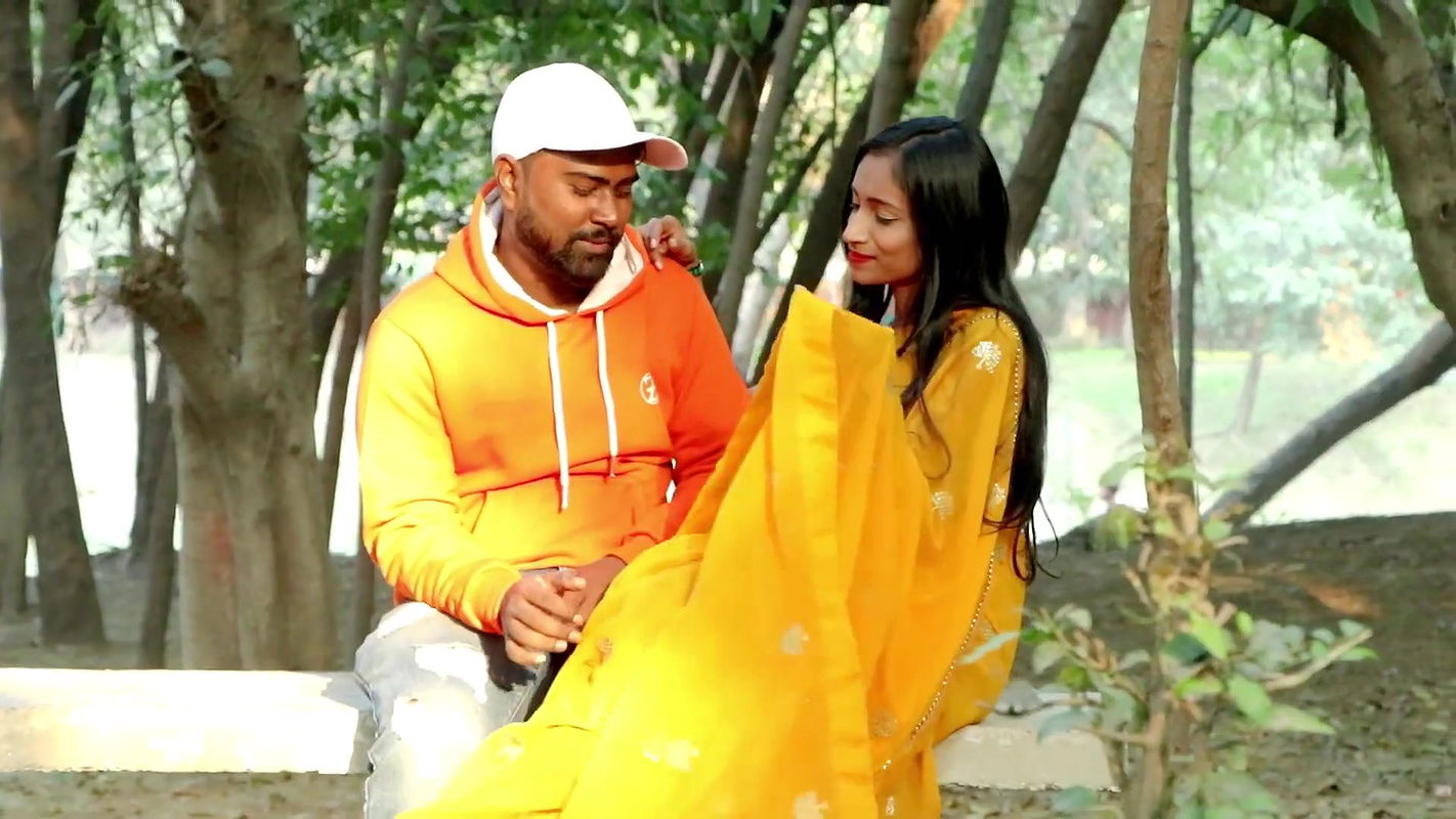 Hot Romance of Hindi couples in park