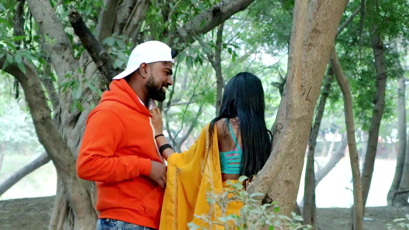 Hot Romance of Hindi couples in park