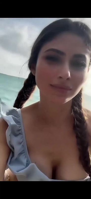 Mouni roy showing her hanging melons – shagworthy video
