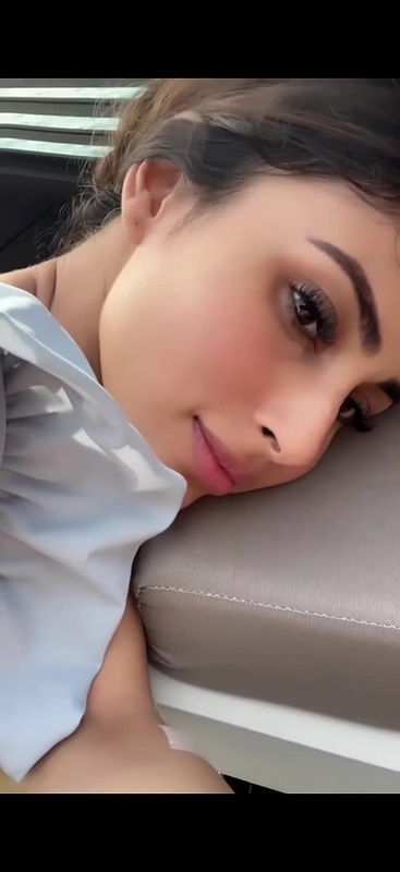 Mouni roy showing her hanging melons – shagworthy video