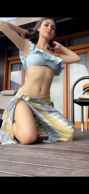 Mouni roy showing her hanging melons – shagworthy video