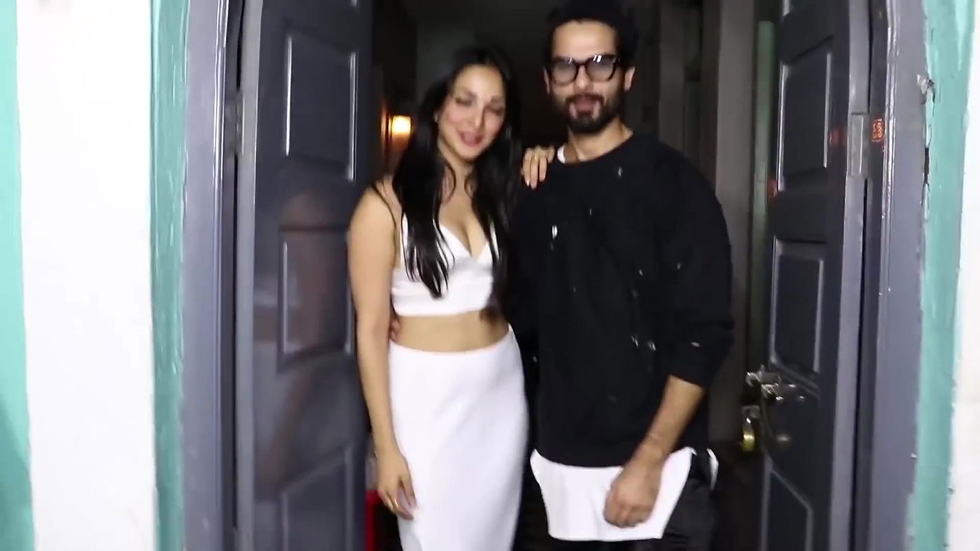 Shahid Kapoor Openly FLIRTING With Kiara Advani  At Fit & Fab Awards ( 1080 X 1920 )