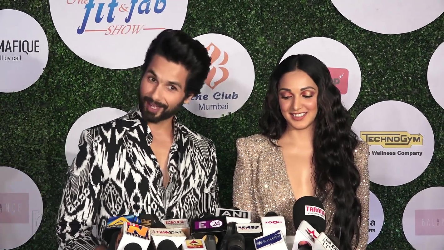 Shahid Kapoor Openly FLIRTING With Kiara Advani  At Fit & Fab Awards ( 1080 X 1920 )