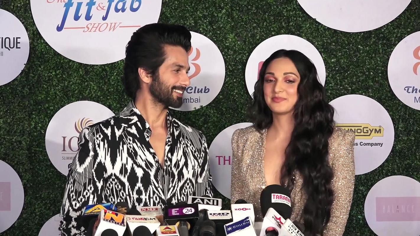 Shahid Kapoor Openly FLIRTING With Kiara Advani  At Fit & Fab Awards ( 1080 X 1920 )