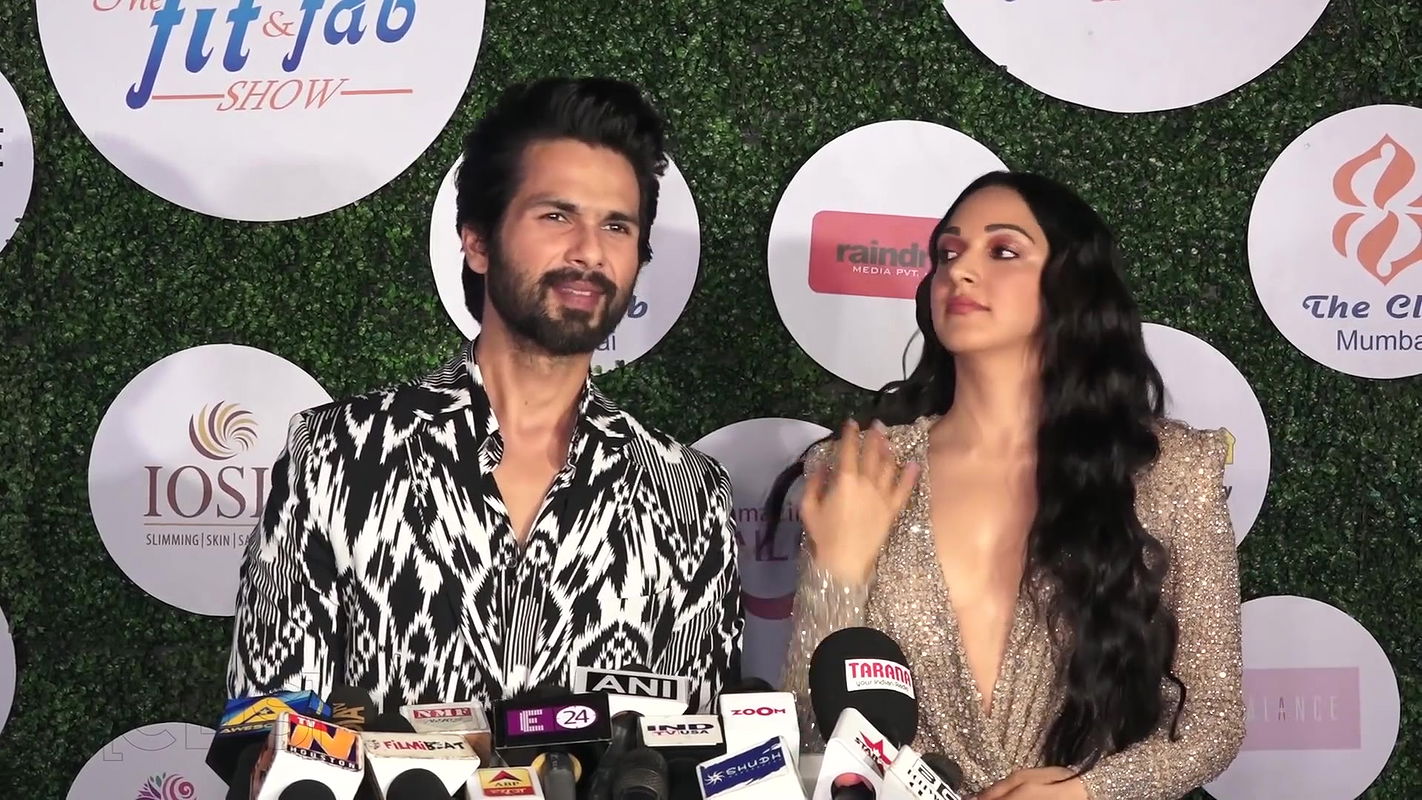 Shahid Kapoor Openly FLIRTING With Kiara Advani  At Fit & Fab Awards ( 1080 X 1920 )