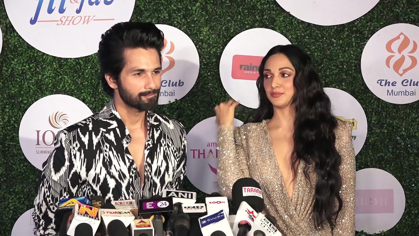 Shahid Kapoor Openly FLIRTING With Kiara Advani  At Fit & Fab Awards ( 1080 X 1920 )