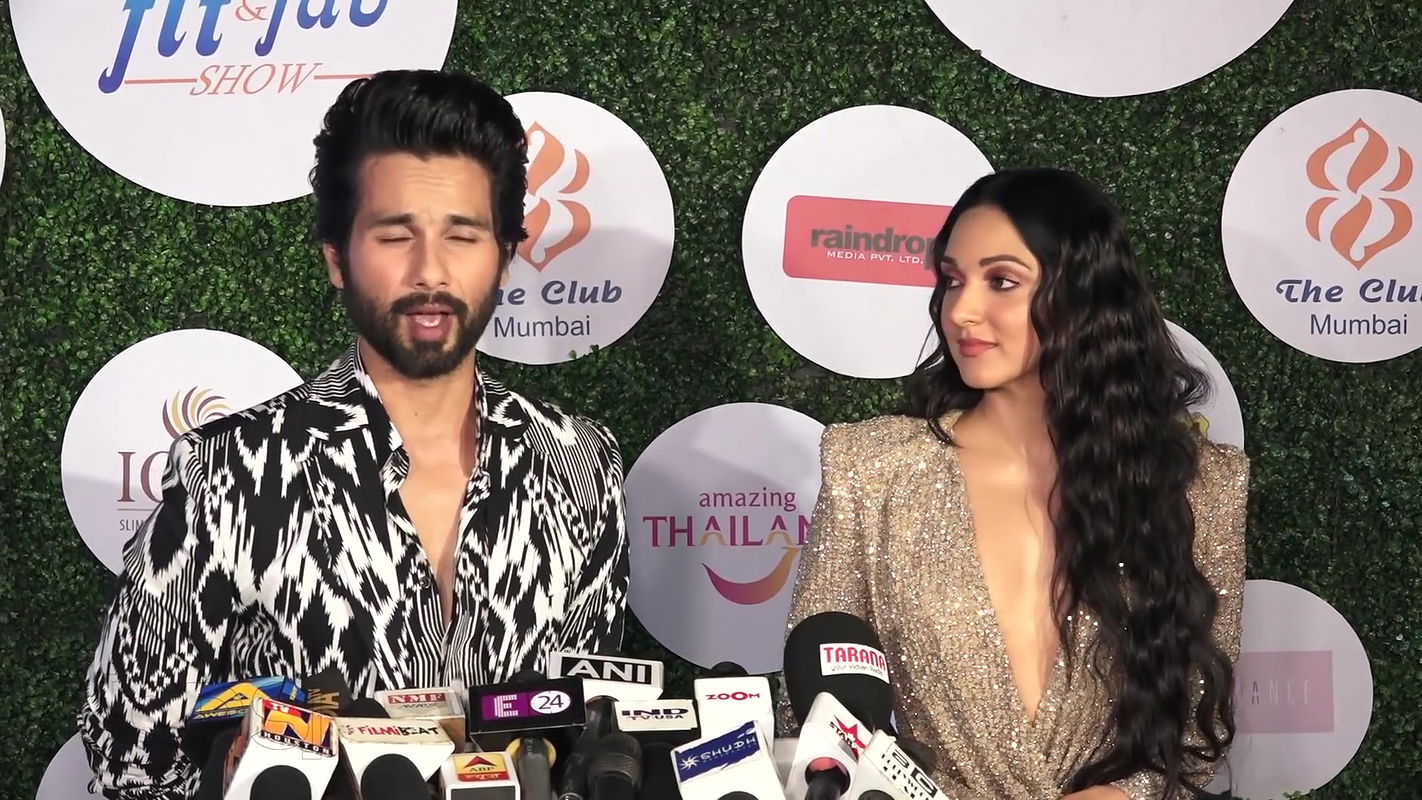 Shahid Kapoor Openly FLIRTING With Kiara Advani  At Fit & Fab Awards ( 1080 X 1920 )
