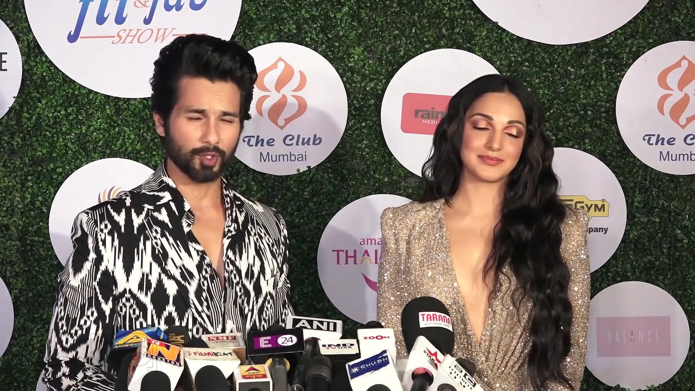 Shahid Kapoor Openly FLIRTING With Kiara Advani  At Fit & Fab Awards ( 1080 X 1920 )