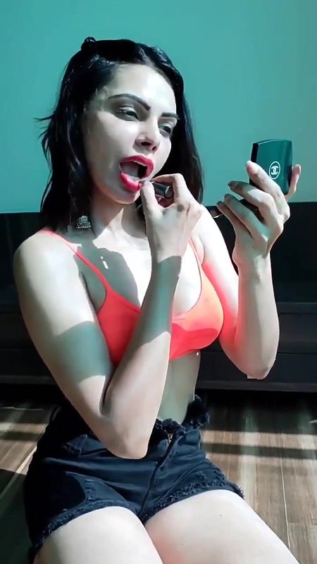 Sherlyn Chopra Dance in Bhojpuri Song Homemade Video