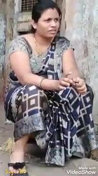 Aunty show Navel public place