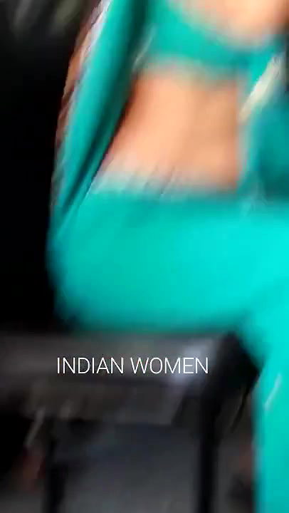 Aunty showing her navel in the bus