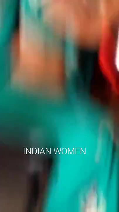 Aunty showing her navel in the bus