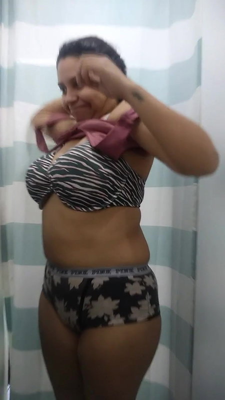 Babe’s Heavy Boobs captured by hidden cam in trial room