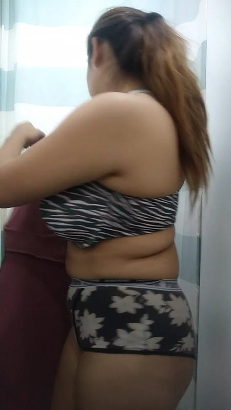 Babe’s Heavy Boobs captured by hidden cam in trial room