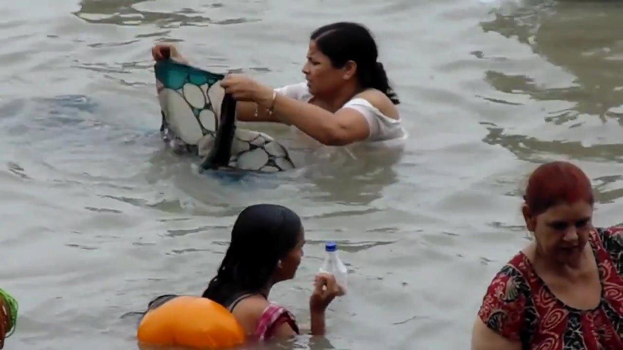 bath in ganga river 2
