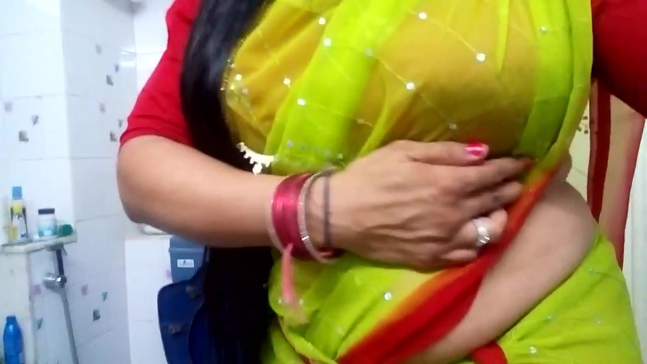 bhabhi fleshy navel show